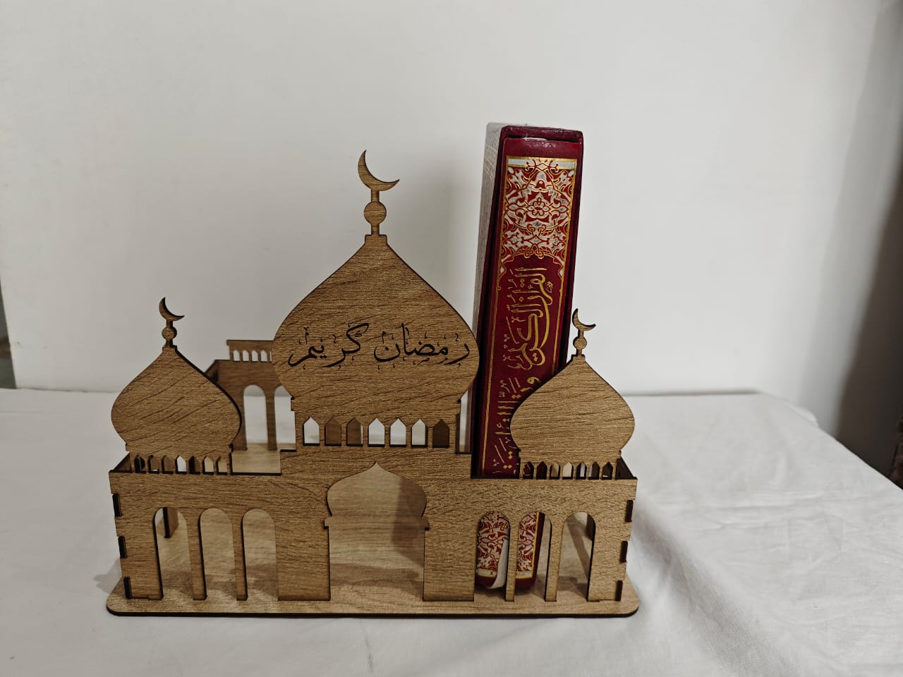 porte plusieurs livres quran
