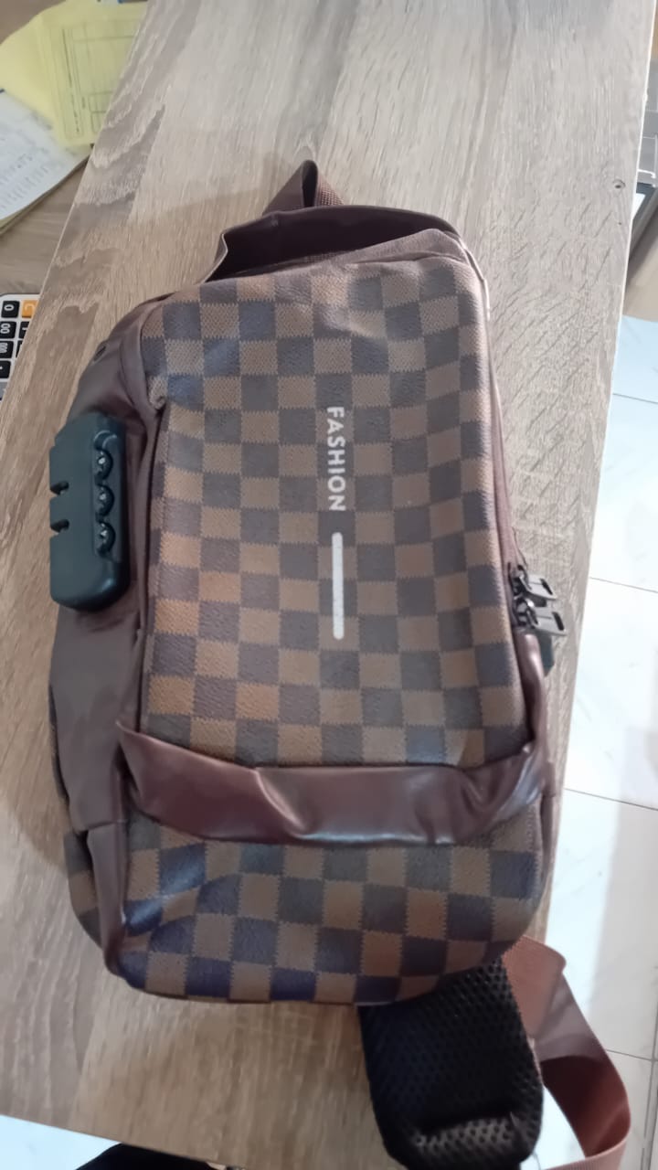 Sac de poitrine homme avec port USB – Imperméable et anti-vol - MARRON