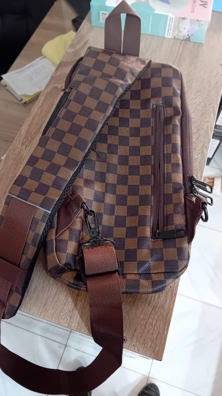 Sac de poitrine homme avec port USB – Imperméable et anti-vol - MARRON