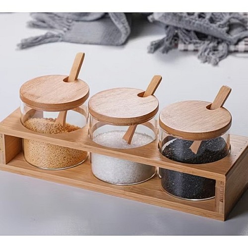 Ensemble de pots d’épices de cuisine avec cuillère