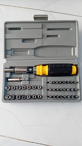 Outil 3-en-1 pour joint de silicone et grattoir à calfeutrer