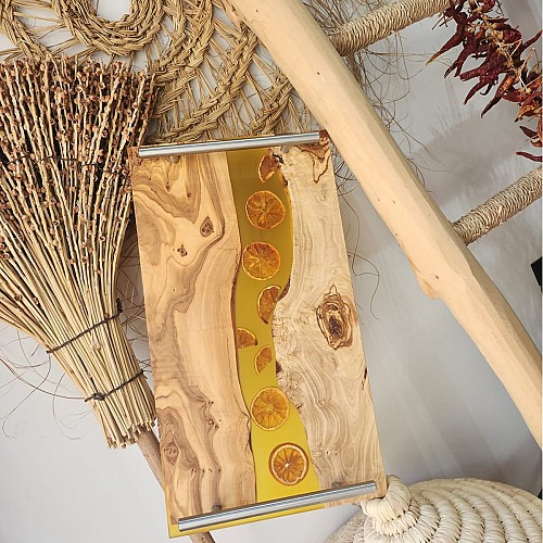 Planche de service River en bois d'olivier avec résine époxy