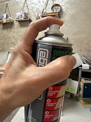 Décapant peinture en aérosol